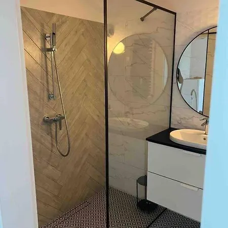 Apartment New 1 Bed With Balcony, Local Amenities