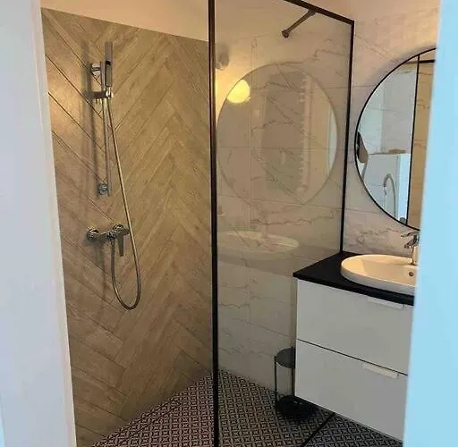 Apartment New 1 Bed With Balcony, Local Amenities