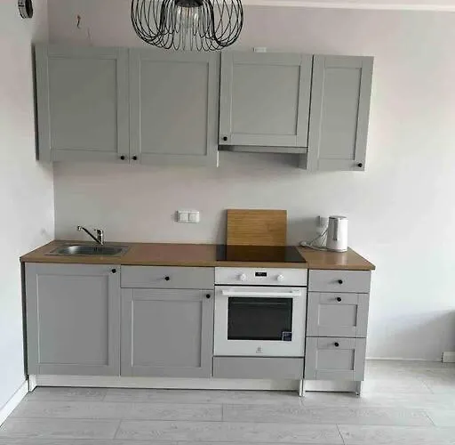 New 1 Bed With Balcony, Local Amenities Apartment Warschau